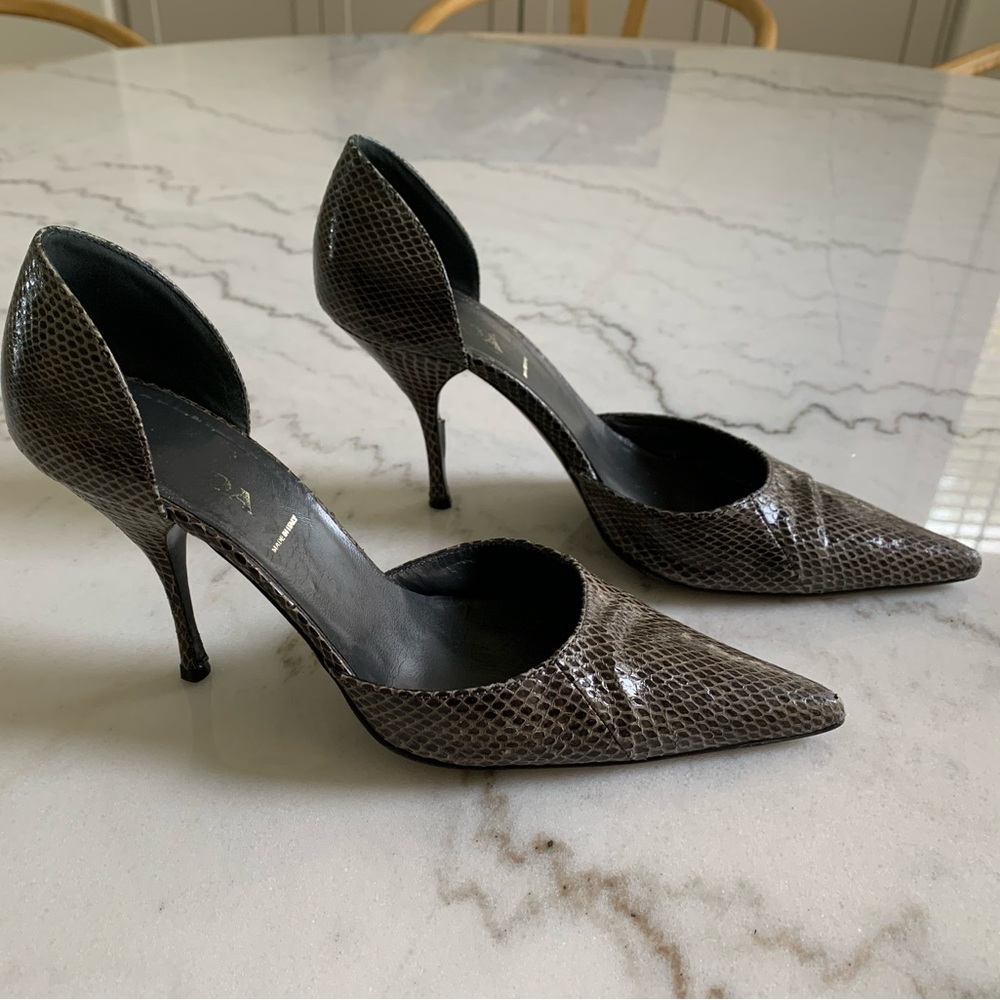 Prada Snakeskin pointed toe heels. Size 35.5. Original box included. Vintage.